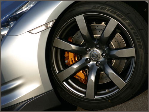 Bridgestone поставляет безопасные после прокола шины Potenza RE070R RFT для новинки Nissan GT-R 